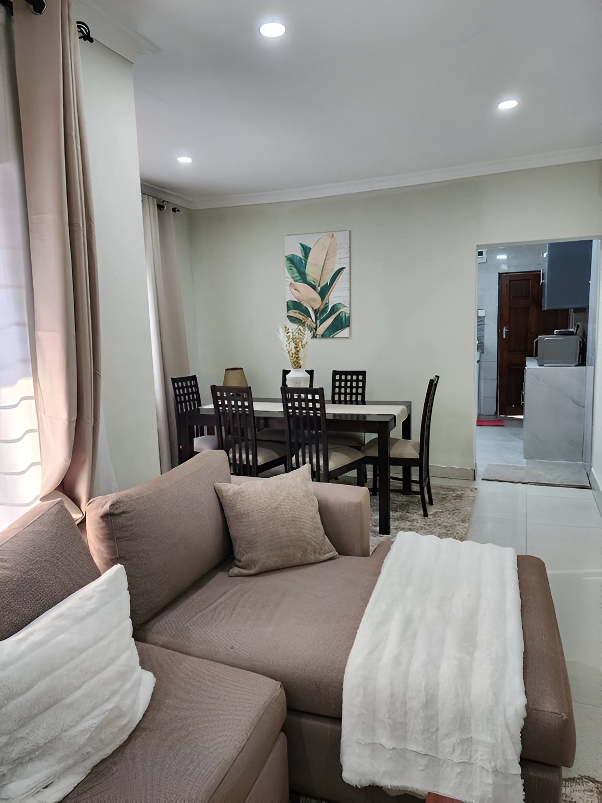 Sitting room with sofa and dining area in Quantico's furnished accommodation